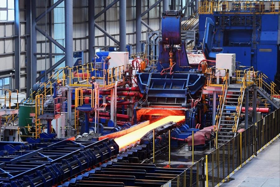 Прокатный стан завода Tangsteel, входящего в состав Хэбэйской металлургической группы.Фото: Xinhua