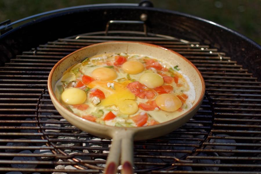 Яичница с помидорами, зеленым луком и ветчиной