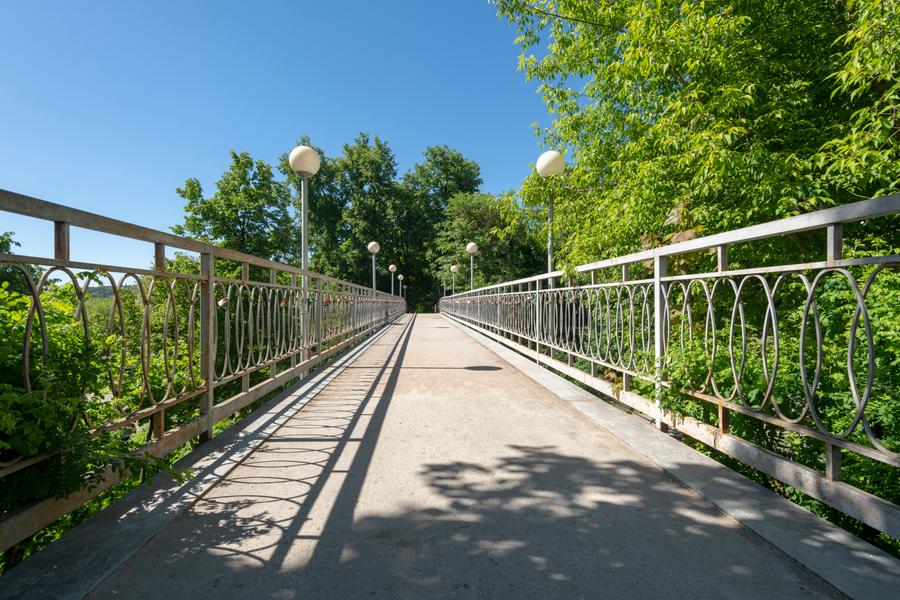 Мост в городском парке. Звенигород. Фокусное расстояние 17 мм; F11; 1/125 c; ISO 64