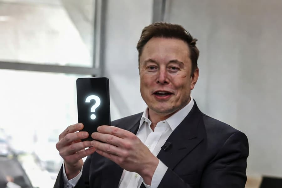 Тоньше, чем iPhone: WSJ утверждает, что SpaceX показала прототип устройства, похожего на смартфон, инвесторам. Илон Маск отрицает это