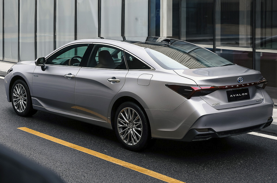 Представлен обновлённый седан Toyota Avalon, фото 1