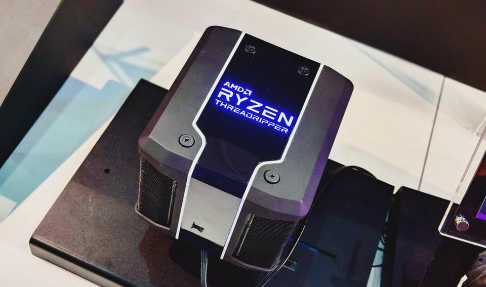 Процессор AMD Threadripper 2990X работает на частоте 4,0 ГГц со штатным охладителем Wraith Ripper