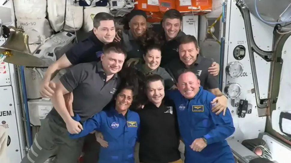 Шесть астронавтов NASA и три российских космонавта, которые в настоящее время находятся на борту МКС, позируют для фотографии