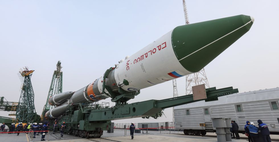 «Союз» с «Прогрессом МС-25» уже на старте Байконура: фото и видео установки в вертикальное положение, фото 5
