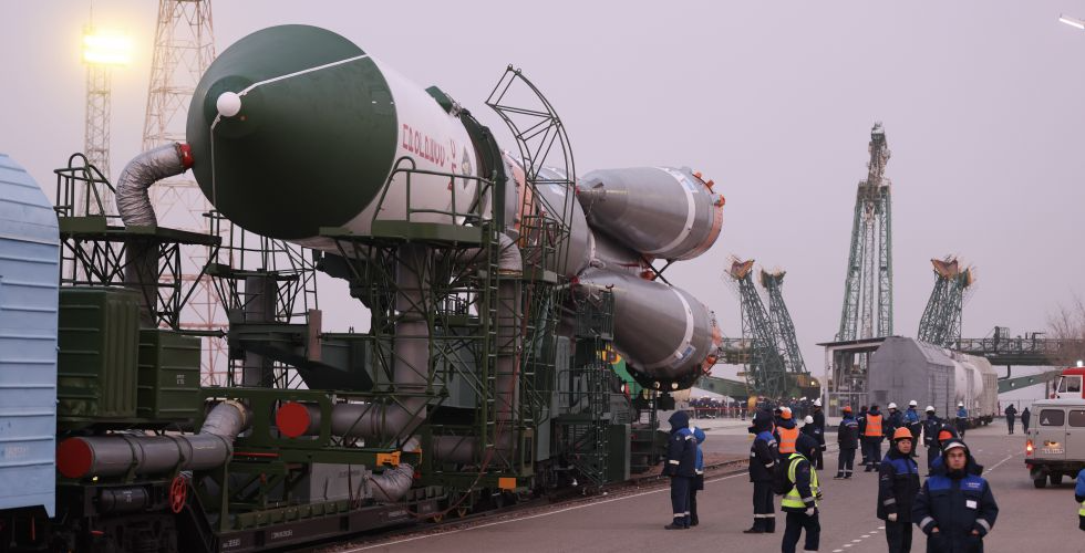 «Союз» с «Прогрессом МС-25» уже на старте Байконура: фото и видео установки в вертикальное положение, фото 6