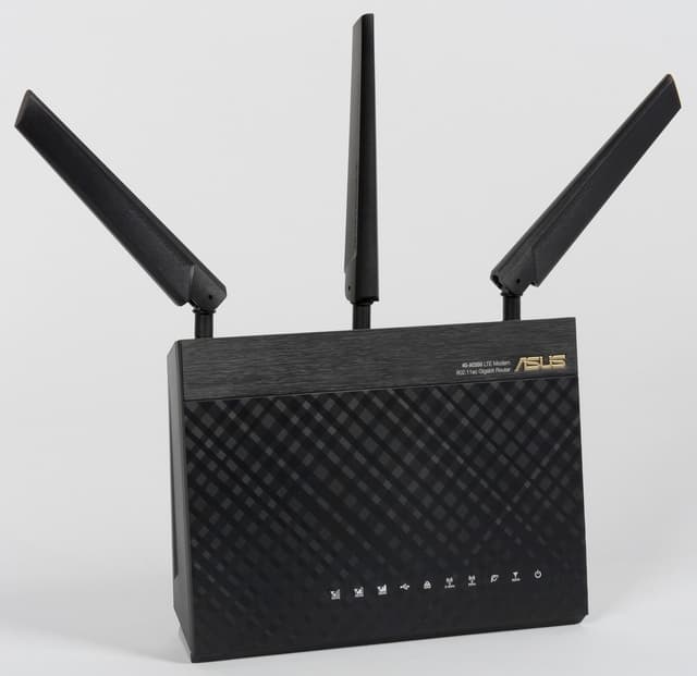 Внешний вид Asus 4G-AC55U Внешний вид Asus 4G-AC55U