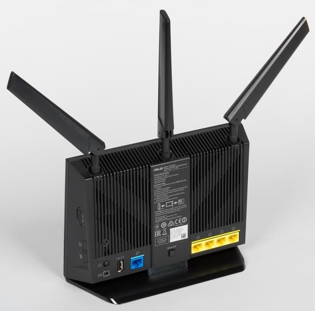 Внешний вид Asus 4G-AC55U Внешний вид Asus 4G-AC55U