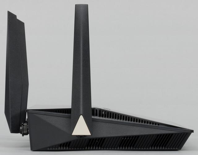 Внешний вид Asus BRT-AC828 Внешний вид Asus BRT-AC828