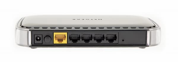 Netgear WNR1000: Разъемы Netgear WNR1000: Разъемы