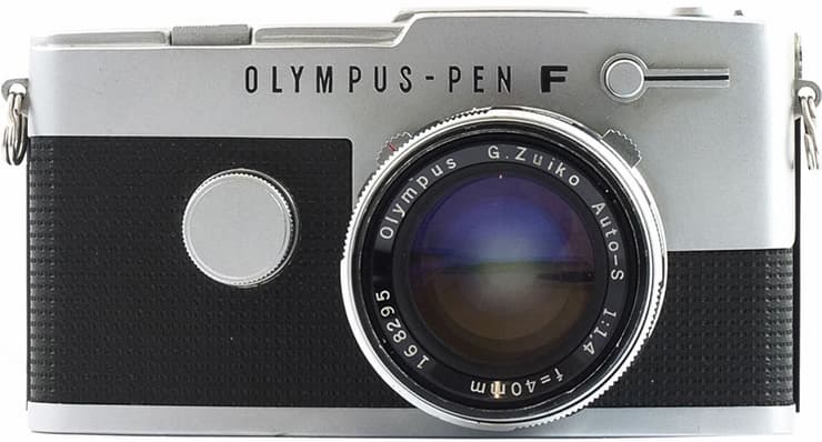 Однообъективная зеркальная «полукадровая» фотокамера Olympus PEN-F, анонсированная в 1963 г., с объективом Olympus G. Zuiko Auto-S 40mm F1.4