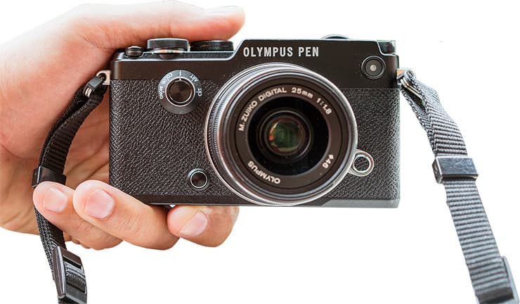 Olympus PEN-F спереди