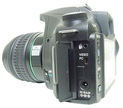 Pentax K100. Вид слева