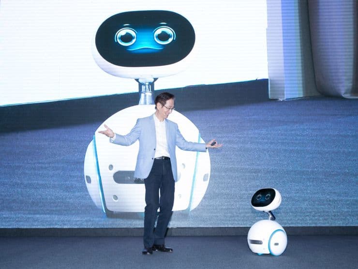 Asus ZenBo и глава компании Джонни Ши