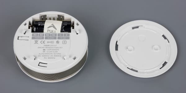 Конструкция Fibaro Smoke Sensor Конструкция Fibaro Smoke Sensor