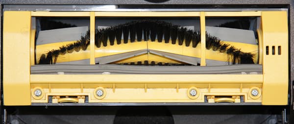 Робот-пылесос Samsung Navibot Silencio SR8895, Рис между скребком и корпусом отсека главной щетки Робот-пылесос Samsung Navibot Silencio SR8895, Рис между скребком и корпусом отсека главной щетки