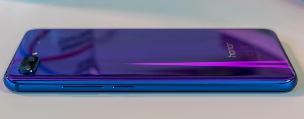 Смартфон Honor 10 продаётся намного лучше, чем Samsung Galaxy S9, если сравнивать родные для производителей рынки