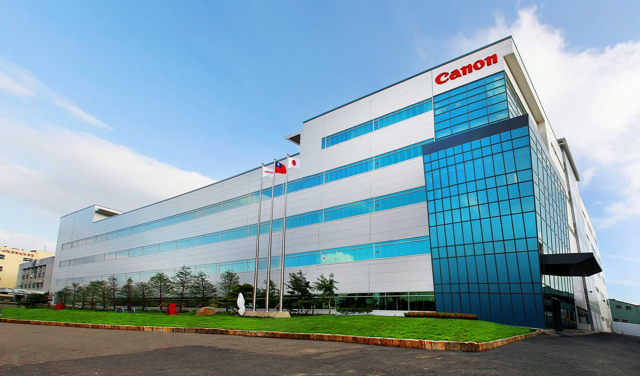 Canon во втором квартале 2018 года: камеры продаются все хуже, но выручает спрос на оборудование для выпуска панелей OLED