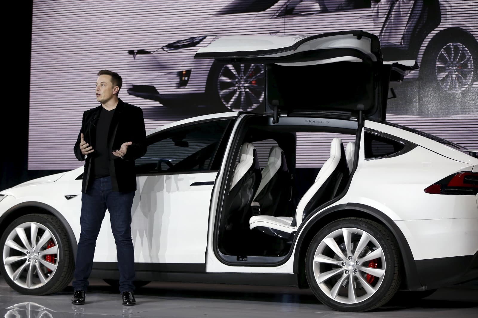 Илон Маск решил оставить все как есть - Tesla останется публичной компанией