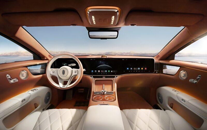 Замена Mercedes-Maybach S-Class длиной почти 5,5 м с крошечным радиусом разворота 3,8 м, мощностью до 864 л.с. и новейшими технологиями. Серийная версия Maextro S800 прибыла к дилерам