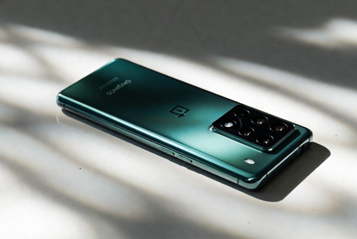 OnePlus 16 получит экран 185 Гц и камеру 200 Мп с перископическим зумом