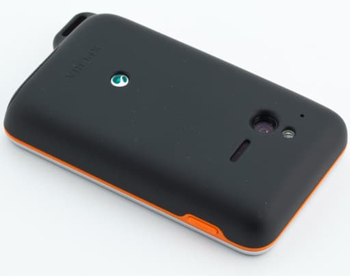 Обзор Sony Ericsson Xperia Active. Обратная сторона коммуникатора Обзор Sony Ericsson Xperia Active. Обратная сторона коммуникатора