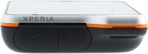 Обзор Sony Ericsson Xperia Active. Нижний торец корпуса коммуникатора Обзор Sony Ericsson Xperia Active. Нижний торец корпуса коммуникатора