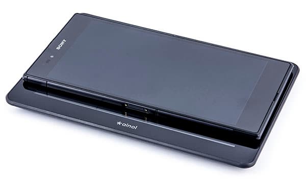 Планшетофон Sony Xperia Z Ultra лежит на семидюймовом планшете Ainol Novo 7 Venus Планшетофон Sony Xperia Z Ultra лежит на семидюймовом планшете Ainol Novo 7 Venus