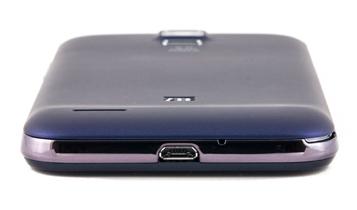 Нижний торец коммуникатора Обзор ZTE V880G. Нижний торец коммуникатора
