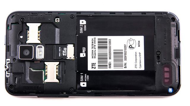 Аккумуляторный отсек Обзор ZTE V880G. Аккумуляторный отсек