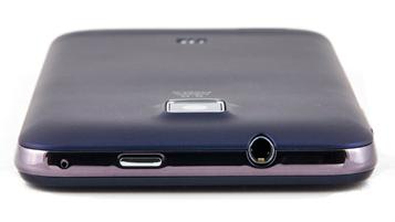 Верхний торец коммуникатора Обзор ZTE V880G. Верхний торец коммуникатора
