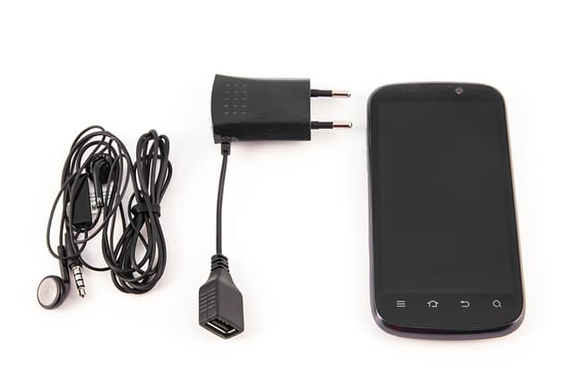Аксессуары коммуникатора Обзор ZTE V970. Аксессуары коммуникатора