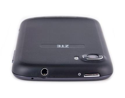 Верхний торец коммуникатора Обзор ZTE V970. Верхний торец коммуникатора