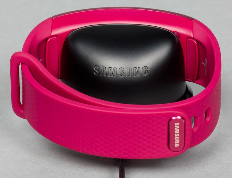 Умный браслет Samsung Gear Fit2 с док-насадкой Умный браслет Samsung Gear Fit2 с док-насадкой