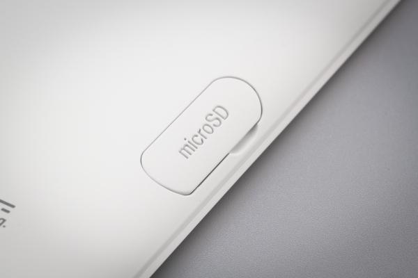 слот microSD Электронная книга Sony Reader PRS-T1 - слот microSD