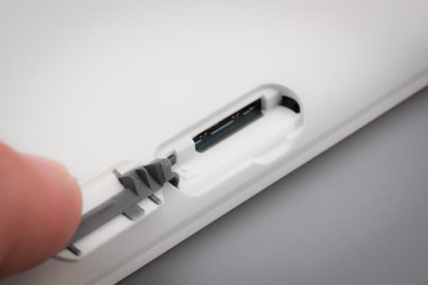 слот microSD Электронная книга Sony Reader PRS-T1 - слот microSD