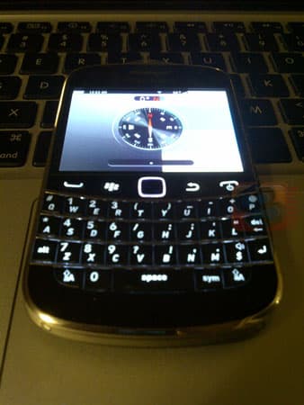 Фото смартфона BlackBerry Bold Touch