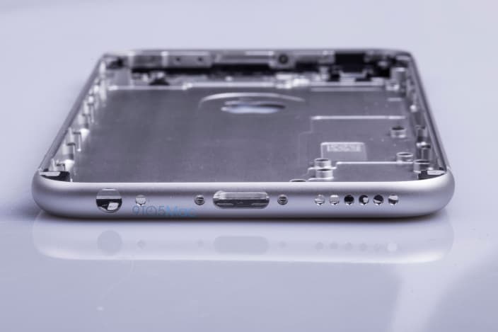 Судя по снимкам, новая модель iPhone будет очень похожа на нынешнюю по форме и размерам