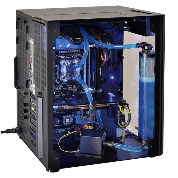 Помимо прозрачных стенок корпус Lian Li PC-O8 интересен тем, что его внутреннее пространство разделено на два отсека