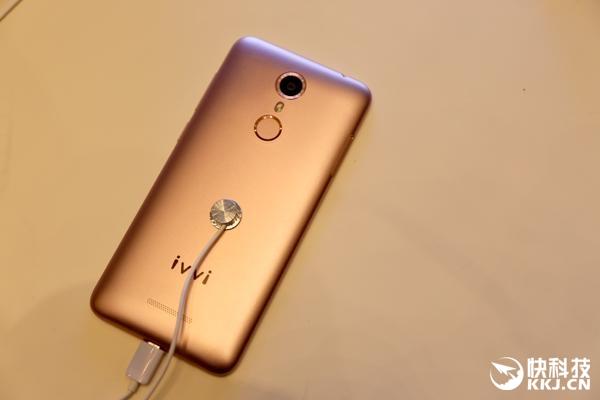 Смартфон Coolpad ivvi Small Bone стоит дороже, чем можно было бы подумать