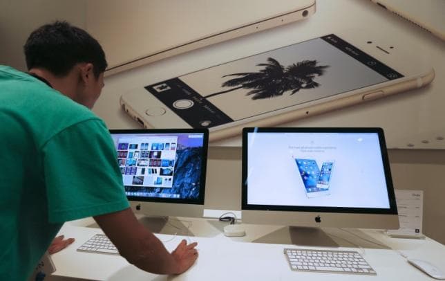 По словам Apple, ситуация стала возможной из-за использования нелегальной версии среды разработки Xcode, зараженной вредоносным кодом