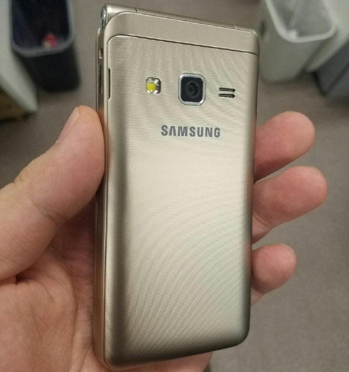 Смартфон Samsung Folder второго поколения