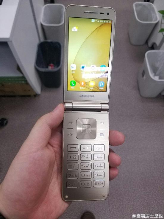 Смартфон Samsung Folder второго поколения
