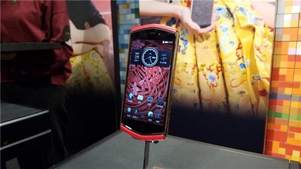 Компания 8848 Phones выпустила смартфон за $2880 с фронтальной камерой разрешением 30 мп