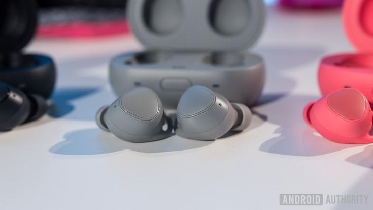 Представлены наушники Samsung Gear IconX
