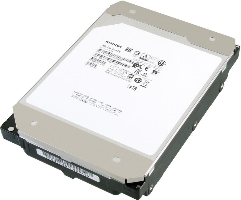 В заполненной гелием гермозоне накопителя Toshiba MG07ACA установлено восемь или девять пластин типоразмера 3,5 дюйма