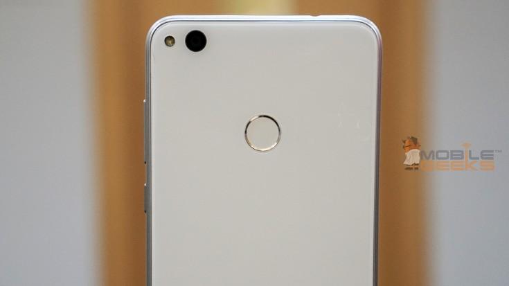 Huawei показала смартфон с непонятным именем