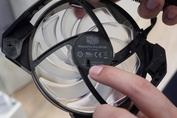 Вентиляторы MasterFan Pro типоразмера 120 и 140 мм оснащены многоцветной подсветкой