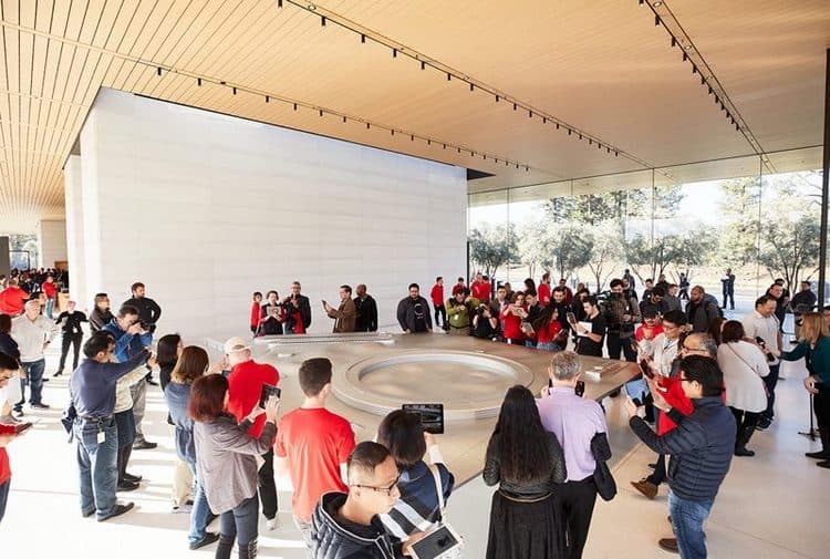 Apple открыла центр для посетителей в своей новой штаб-квартире