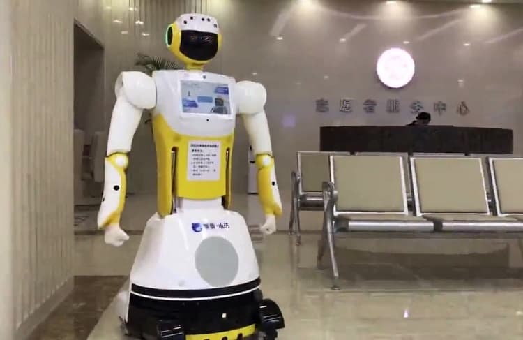 Специальный вариант робота Sanbot King Kong помогает посетителям
