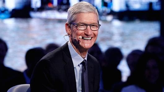 По словам Тима Кука, смартфоны iPhone 8 и умные часы Apple Watch Series 3 в первый день раскупили во многих магазинах 